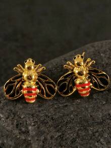 这款金色蜜蜂造型的闪亮耳环，采用自然主义设计，是送给女性的珠宝礼物，由不锈钢防水材质制成，是一款引人注目的耳环。