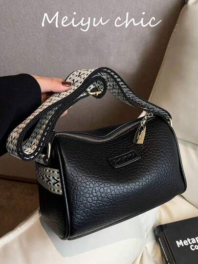 这款新款女士迷你时尚经典纯色优雅单肩包采用独特的肩带和字母装饰设计。休闲的方形造型使其成为一款百搭时尚的街头风斜挎包，非常适合购物、通勤和日常穿着——是女士日常穿搭的理想之选。