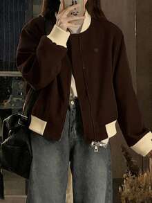 SAOYANGYU Áo khoác bóng chày nữ dáng rộng, thường ngày, phối màu tương phản, chất liệu vải gân, có huy hiệu nhỏ trang trí, khóa kéo, vải dệt 270g, thích hợp mặc mùa xuân. - Cà phê nâu - Xem 6