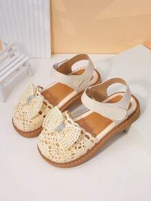 1 đôi sandal đế bằng kiểu công chúa ngọt ngào cho bé gái, chất liệu giả da đan rỗng, đính đá và có nơ, đế mềm chống đá văng, hở mũi, có quai ngang mắt cá chân, phù hợp cho bé gái đi làm, đi học, dự tiệc sinh nhật. - Màu be - Xem 2