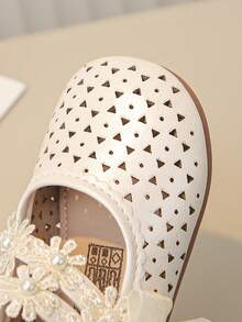 1双女童时尚蕾丝蝴蝶结简约刺绣花卉手工仿珍珠激光穿孔珠光PU透气TPR防滑鞋底圆头柔软耐磨公主凉鞋，适合搭配连衣裙、钢琴演奏，春夏秋季穿着。 - 米色 - 查看 7