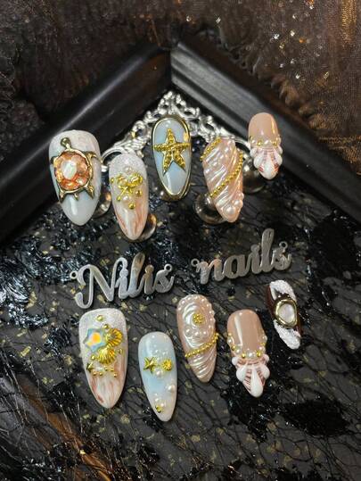 Bộ móng giả acrylic 10 chiếc hình hạnh nhân, nhiều màu sắc: mơ, bạc, xanh dương và nâu, kiểu Pháp trắng, mắt mèo bạc, nhuộm tie-dye nâu, các phụ kiện trang trí móng 3D gồm bi thép, sao, vỏ sò, ngọc trai giả và các vật liệu khác, đá quý lấp lánh, họa tiết sao biển, gợn sóng nước, bột và hình học vẽ tay, thiết kế rùa chạm khắc thủ công, bộ móng nghệ thuật phong cách Y2K, phù hợp cho phụ nữ và bé gái, dùng trong các lễ hội, hàng ngày, tiệc tùng, tụ họp và các dịp khác (Bao gồm: một miếng keo dán và một miếng dán ma sát).