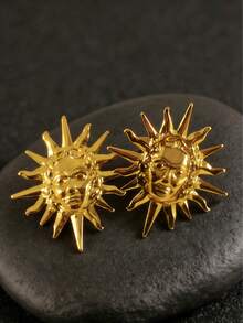 这款金色蜜蜂造型的闪亮耳环，采用自然主义设计，是送给女性的珠宝礼物，由不锈钢防水材质制成，是一款引人注目的耳环。