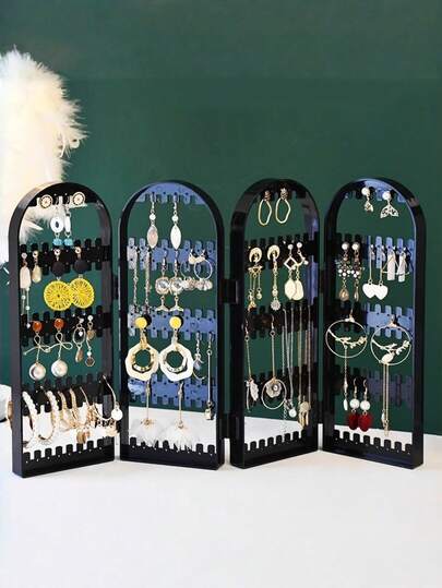 一款多尺寸多色丝带装饰的珠宝盒，可收纳手表、戒指、胸针、项链、耳环、手镯等饰品，书本式设计，是情人节的理想包装盒。盒身饰有优雅丝带，采用翻盖式设计，质感高级，方便携带，并带有收纳空间，适合作为珠宝礼品赠送。