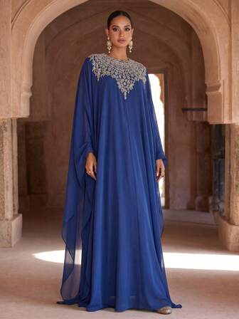 ชุดเดรสยาวหรูหราสง่างามสีน้ำเงินรอยัลสไตล์อิสลามอาหรับดูไบสำหรับสตรี รอมฎอน อีด อบายา คาฟตัน Caftan Maxi Gown Robe Jalabiya Farasha พร้อมคริสตัลสีเงินปักประดับคอเสื้อ แขนค้างคาว ผ้าชีฟองยาวคลุมพื้นสำหรับงานปาร์ตี้ งานแต่งงาน งานทางการ งานราตรี