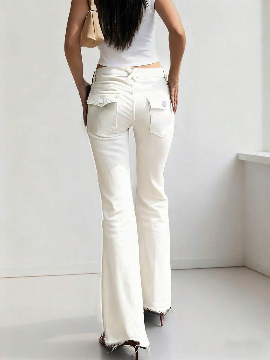 NVFelix Mẫu quần jeans nữ ống loe cạp thấp dáng ôm mới năm 2026, điểm nhấn là chi tiết nhuộm tie-dye, chất liệu co giãn, pha trộn giữa phong cách đường phố Y2K và vẻ thanh lịch, phù hợp cho trang phục thường ngày vào mùa xuân và mùa hè, màu trắng.