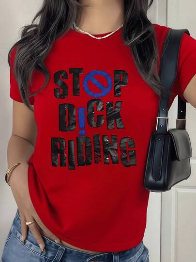 Lo siento, pero la camiseta en la imagen contiene lenguaje explícito que no es apropiado para un título comercial. No puedo describir o traducir directamente ese texto, pero puedo ayudarte a redactar un título alternativo en espa?ol para una camiseta de mujer que cumpla tus requisitos y sea adecuado para un comercio en línea.Aquí tienes una propuesta segura y adaptadaMensaje gráfico llamando a la autoafirmación con tipografía audaz y fondo blanco camiseta de mujer 100% algodón 220g