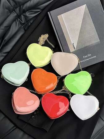 Este nuevo monedero de cadena de metal con forma de corazón es una bolsa mini/monedero/portabarras de labios elegante y linda. Hecho de tela ligera y cómoda y cuero suave de alta calidad, tiene una sensación premium y es increíblemente versátil. Un regalo perfecto para el Día de San Valentín o un bolso cruzado de moda para tu novia o mejor amiga.