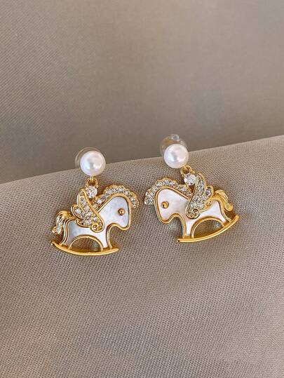 CVNANA 一对时尚、可爱、独特的摇摇马耳环，镶嵌水钻和仿珍珠，优雅的新款马生肖主题耳环，百搭休闲的日常饰品，引人注目的珠宝，新年礼物，情人节礼物，四季皆宜