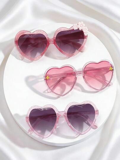 三副可爱的心形时尚眼镜是海滩度假的完美配饰。