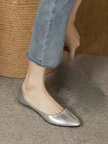 新款女士软底平底鞋，尖头套脚鞋，银色和金色，光滑鞋面乐福鞋，低鞋面百搭皮鞋，适合所有季节 - 銀色 - 查看 2