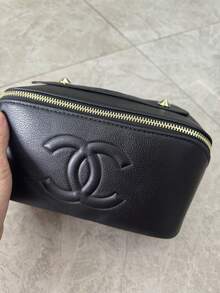 CHANEL 大号Logo防水化妆包，棕色内衬，多隔层设计，容量大，适合旅行、日常使用，也可作为高档礼品。