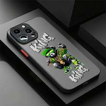 Oso genial con traje de hip-hop y joyas doradas. Esta elegante funda es compatible con iPhone 17, 16, 15, 14 Pro Max, 13, 12, 11, XR y XS Plus. Fabricada en silicona TPU, ofrece protección contra golpes y caídas, además de una sensación superior. Es un regalo ideal para familiares, amigos y seres queridos, y una opción perfecta para Año Nuevo. - Negro - Ver 3