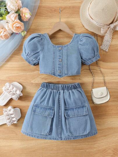Bộ 2 món cho bé gái, kiểu dáng thường ngày dễ thương, phong cách retro Y2K, áo thun denim rách tay phồng và chân váy denim rách có túi hộp, thích hợp cho mùa xuân/hè.