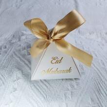 10个开斋节主题白色金字塔形礼盒，金色“Eid Mubarak”书法字体，搭配撞色缎带蝴蝶结，是开斋节派对礼品袋、伊斯兰节日装饰、奢华节日礼品、新娘送礼会回礼的完美之选。 - 7.5x7.5x7.5cm - 查看 6