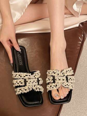 Pantuflas planas negras de verano para mujer, de tela de tweed con decoración de pedrería y perlas artificiales, sandalias de tiras de lujo con puntera abierta, suaves, antideslizantes y cómodas, ideales para vacaciones y playa.