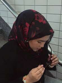 1条印花丝巾，优雅玫瑰图案轻盈披肩，适合女性日常佩戴，可搭配长袍，四季皆宜。 - 紅黑色 - 查看 3