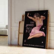 1张复古粉色女性印花海报，印有趣味标语“迟到总比丑陋好”，复古家庭主妇风格墙饰，时尚墙面艺术，适用于客厅、卧室、宿舍、公寓、餐厅、厨房和其他现代家居装饰，不含画框。