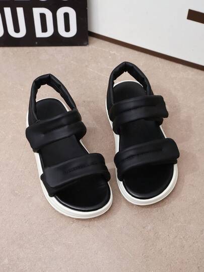 这款儿童黑白厚底双带运动凉鞋适合与朋友玩耍、日常外出和户外聚会、季节性生活、休闲穿着以及轻度正式场合。