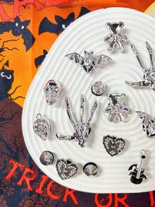 18件万圣节鞋饰，树脂材质，包括骷髅头、蝙蝠、爪子、熊、吉他等，可拆卸DIY多功能鞋饰，适用于女鞋、凉鞋、拖鞋、包包等，是生日、节日派对礼物和日常佩戴的理想之选。 - 銀色 - 查看 2