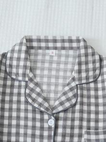 2 件女士加大码舒适粉色和白色格子印花单排扣翻领短袖上衣和短裤睡衣套装，适合家居服，春夏季