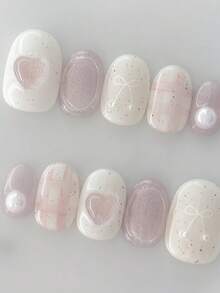 10片手工制作的按压式美甲贴纸，短椭圆形，粉白配色，清新可爱风格，白色底色搭配浅粉色猫眼闪粉，手绘蝴蝶结和格子图案，3D爱心设计，简约优雅的按压式美甲贴纸，适合女性和女孩，春、夏、秋、冬四季皆宜，适合派对和日常佩戴。 - 粉色 - 查看 2