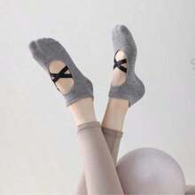 4双装女士防滑瑜伽袜 - 专业防滑设计，适用于跑步、健身、普拉提、芭蕾和地板运动 - 多种颜色可选（黑色、粉色、灰色、红色），带足弓支撑和脚踝缓冲 - 舞蹈和健身爱好者的理想礼物，训练必备 - 彩色 - 查看 3