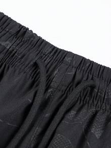 Quần short thể thao nam mùa hè với dây rút ở eo và túi khóa kéo hai bên. Chiếc quần short này có thiết kế in độc đáo tạo vẻ ngoài thời trang hơn. Thích hợp cho chạy bộ, các trò chơi bóng, tập thể dục và các hoạt động thể thao khác. Màu đen. - màu đen - Xem 3
