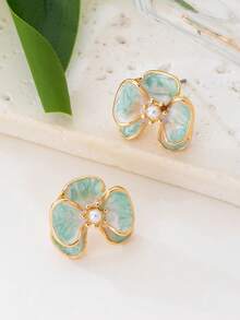 一对优雅的法式仿珍珠镶嵌手工渐变绿色花朵耳钉，是夏季度假装扮的时尚配饰 - 薄荷綠 - 查看 3