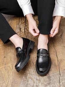 Zapatos de hombre de estilo universitario preppy de metal puro con resorte de oficina nuevos, zapatos casuales versátiles de estilo coreano y británico de unicolor con borlas para vestir, salir, calle, todas las temporadas - Negro - Ver 6