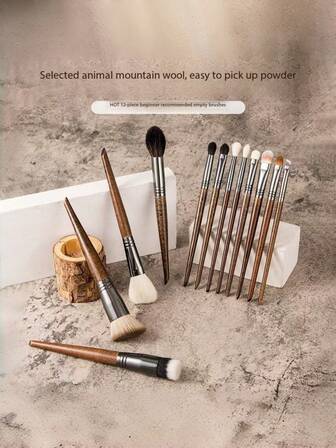 12支专业化妆刷套装 - 包括散粉刷、轮廓刷、腮红刷、面膜刷、高光扇形刷、遮瑕刷、高光刷、大号眼影晕染刷、细节晕染刷、斜角眼影刷、小号细节刷、大号眼影刷和唇刷。优质护肤工具，刷毛柔软蓬松，显色度高，木质手柄握感舒适，是日常化妆的理想之选。