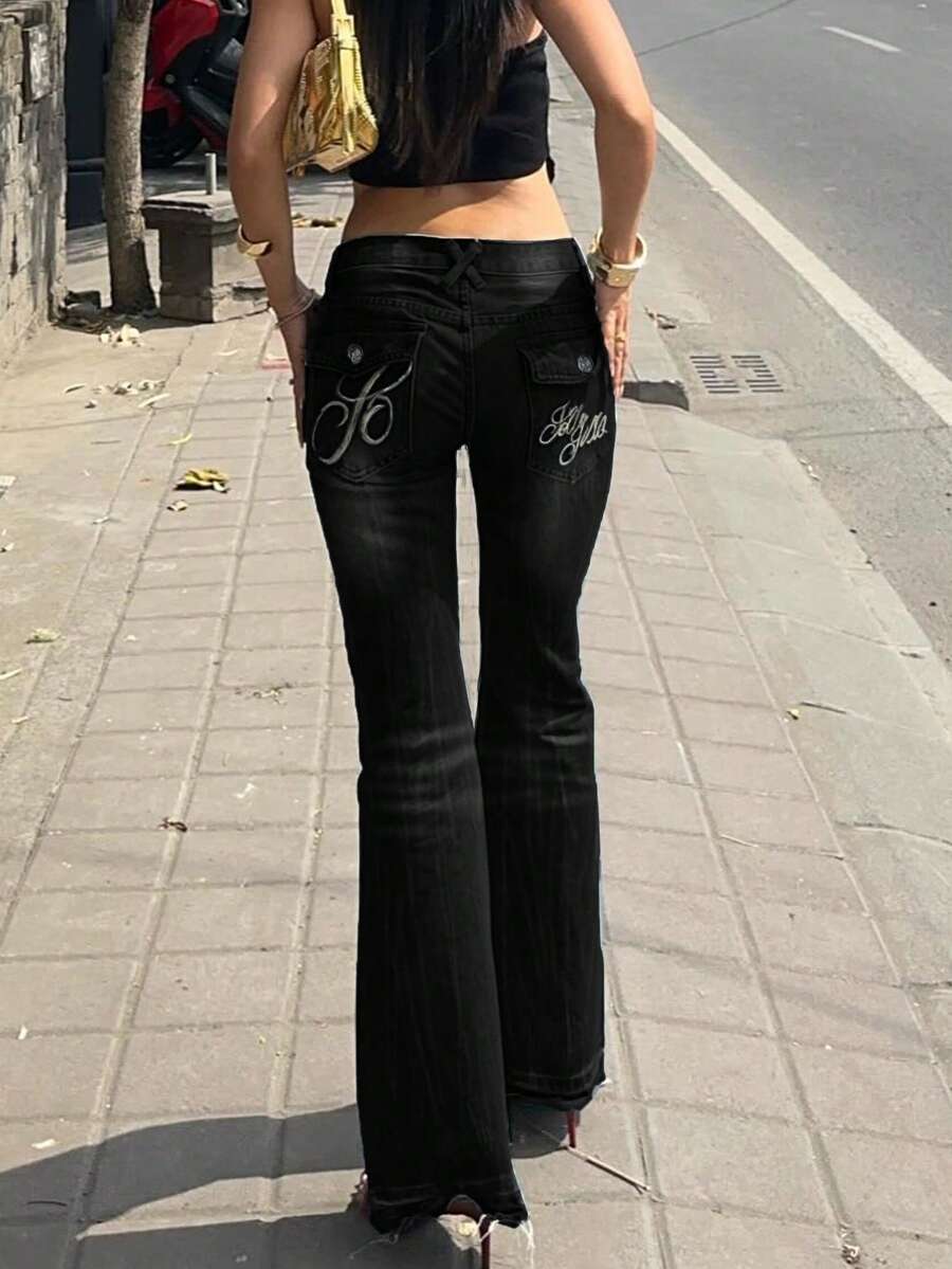 NVFelix 2026新款女士修身低腰喇叭牛仔裤，采用渐变染色细节、刺绣口袋和弹力面料，融合了Y2K街头风和优雅风格，适合春夏休闲穿着，深黑色
