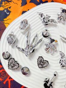 18件万圣节鞋饰，树脂材质，包括骷髅头、蝙蝠、爪子、熊、吉他等，可拆卸DIY多功能鞋饰，适用于女鞋、凉鞋、拖鞋、包包等，是生日、节日派对礼物和日常佩戴的理想之选。 - 銀色 - 查看 3