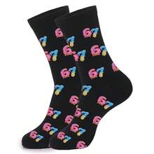 1 Paar bunte Nummer 67 Grafik Socken, Retro Chinesisch Schrift Stil 67 Cartoon Design auf schwarzem Hintergrund, einzigartiges 67 Hip Hop Geburtstags Party witziges Geschenk, Unisex - Schwarz - Übersicht 3