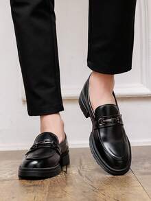 Zapatos de hombre de estilo universitario preppy de metal puro con resorte de oficina nuevos, zapatos casuales versátiles de estilo coreano y británico de unicolor con borlas para vestir, salir, calle, todas las temporadas - Negro - Ver 1