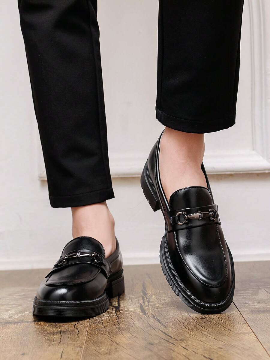 Zapatos de hombre de estilo universitario preppy de metal puro con resorte de oficina nuevos, zapatos casuales versátiles de estilo coreano y británico de unicolor con borlas para vestir, salir, calle, todas las temporadas - Negro - Ver 1