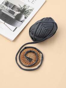 1包100克T恤纱线，涤纶材质，33米/包，弹性面料，钩编纱线，适用于DIY编织，吊带纱线，可用于制作毯子、靠垫、家居装饰品、钩编手提包、拖鞋、玩具、收纳盒、笔筒等。 - 彩色 - 查看 5