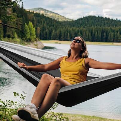 便携轻便尼龙吊床，适合露营和背包旅行 - 双人/单人吊床，带收纳袋，蓝白条纹设计，面料舒适，适合徒步旅行、花园、旅行、庭院、露营吊床、花园休闲，时尚吊床，结实耐用的绳索悬挂。