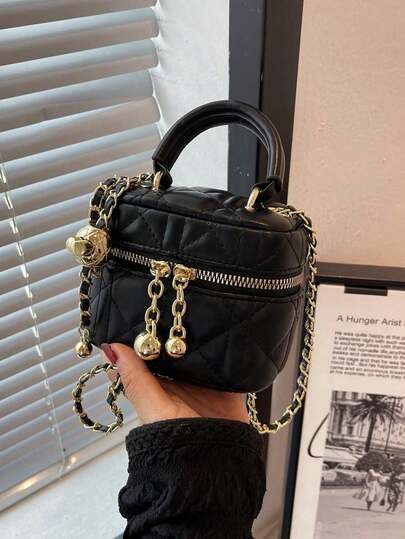 这款多功能纯色链条单肩斜挎包，轻便迷你，链条包，绗缝线包，手提包，水桶包，适合少女、大学生、白领，非常适合办公室、学校、工作、休闲、通勤、户外活动、购物、旅行等场合，符合女性时尚简约风格，适合旅行和外出。