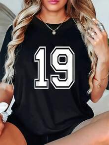 Camiseta casual de moda con diseño de número romántico y elegante, estilo deportivo versátil para mujeres. Ideal para ocasiones relajadas o eventos sociales, perfecta para cualquier tipo de cuerpo. Disponible en tallas pequeñas a grandes en colores negro, blanco y azul. Elemento esencial para el armario femenino de temporada,  popular y búsqueda frecuente en moda de mujer y ropa de verano. - Negro - Ver 1