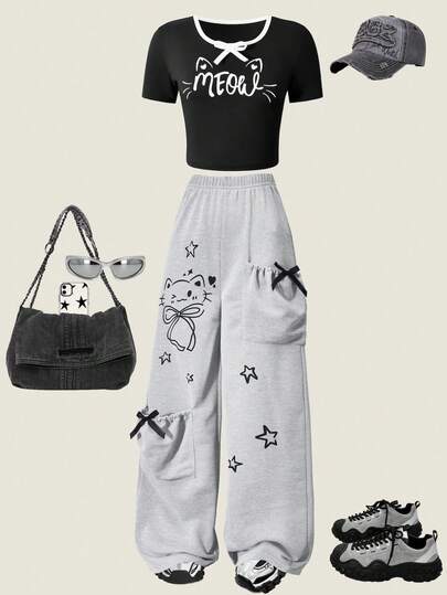 两件套女童休闲套装，包括一件黑色短袖蝴蝶结上衣，印有字母和猫咪图案，搭配一条浅灰色直筒裤，裤子上饰有可爱的猫咪和星星图案。面料柔软舒适，适合春、夏、秋、冬四季穿着。