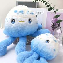 可爱卡通水母毛绒钥匙扣玩具 | 海洋水族馆主题柔软毛绒钥匙扣，日常配饰。这款萌趣十足的水母毛绒钥匙扣灵感源自海洋水族馆，拥有蓬松柔软的蓝白渐变色身体，点缀着波点细节，并带着甜美的微笑。它可以作为装饰钥匙扣，挂在背包、钱包或钥匙上。 - 彩色 - 查看 2