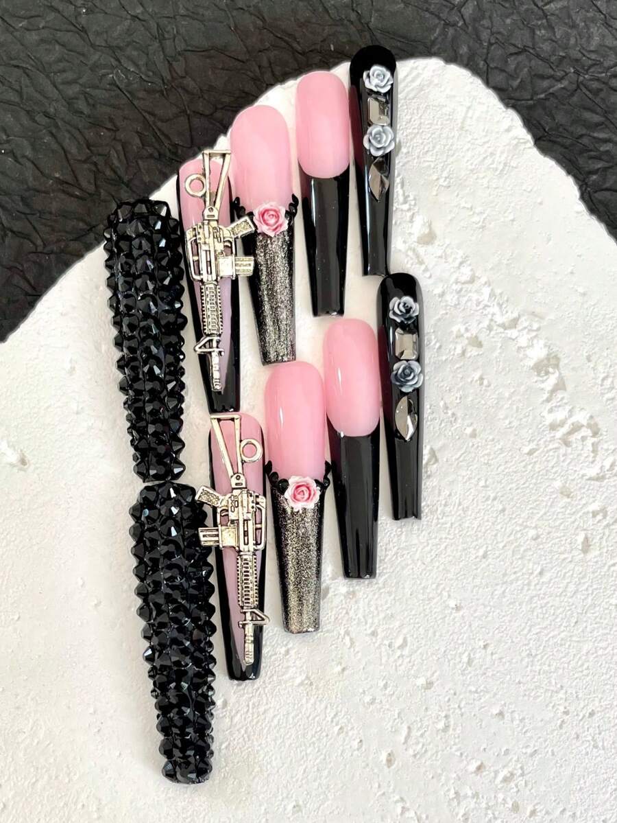 10 Stück extra lange handgefertigte französische Maniküre Nagel Aufkleber, dekoriert mit 3D Strass, Blumen und Spielzeugpistolen Mustern, entworfen für Mädchen, einfach zu tragen, geeignet für Partys und täglichen Nagellack Gebrauch - Schwarz - Übersicht 1