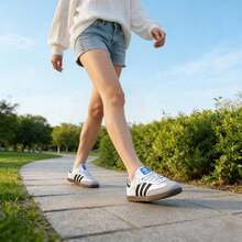 Adidas Originals 女鞋 簡約復古板鞋 SAMBA OG戶外休閒鞋 德訓鞋 低筒三條紋女鞋 滑板鞋 日常通勤鞋 B75806 - 白/黑/淺灰 - 查看 8