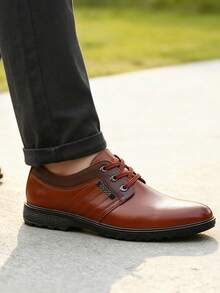 Un par de Liso Elegante Cuero PU Detalle de Cordones y Placa Metálica Zapatos de Hombre Para Trabajo y Reuniones Todo el año Tallas 39-44 con Suela Suave - Marrón - Ver 5