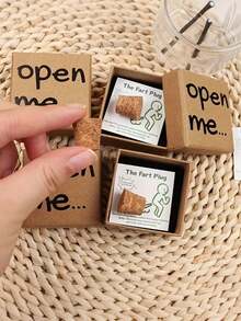 一套趣味屁股插入礼盒，印有卡通人物和幽默语录 - 生日新奇有趣的笑话 - 纸盒包装，附赠卡片 - 非常适合派对，屁股笑话，趣味设计，坚固耐用，印有卡通人物和幽默语录 - 彩色 - 查看 2