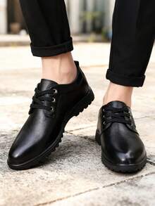 Un par de Liso Elegante Cuero PU Detalle de Cordones y Placa Metálica Zapatos de Hombre Para Trabajo y Reuniones Todo el año Tallas 39-44 con Suela Suave - Negro - Ver 5