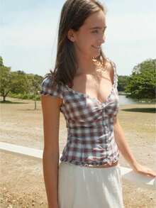 Blusa corta con volantes y escote en V con hombros descubiertos, manga corta, ajuste en la cintura y estampado de cuadros para mujer - Arroz blanco - Ver 1