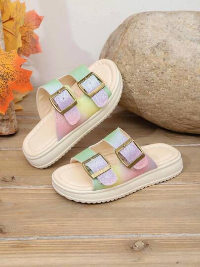 一双最新款夏季儿童厚底彩色亮片拖鞋——舒适百搭，是日常出行、商场购物和公园漫步的绝佳选择。它们时尚休闲又舒适，可以轻松搭配各种服饰。