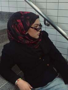 1条印花丝巾，优雅玫瑰图案轻盈披肩，适合女性日常佩戴，可搭配长袍，四季皆宜。 - 紅黑色 - 查看 4